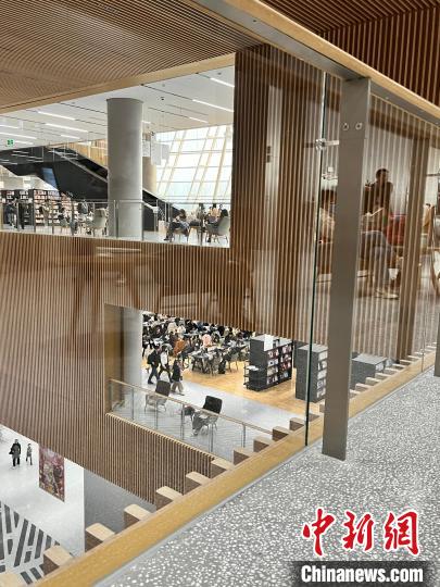 上海图书馆东馆打造中国首个“悦读森林”延展室外阅读空间