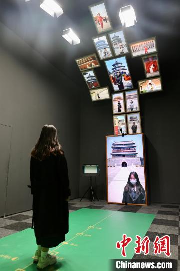 28日，观众在首都博物馆“辉煌中轴”展览进行交互体验。　<a target='_blank' href='/'>中新社</a>记者 易海菲 摄