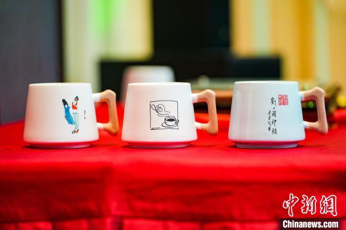 “一起咖啡吧”嘉年华活动联名咖啡杯作品。　主办方供图