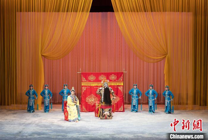 图为“看戏”环节，两名主演在舞台上演绎梅派经典名剧《霸王别姬》。　王在御 摄