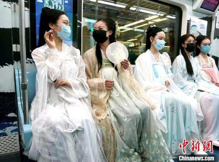 图为西安地铁汉服文化专列。　张远 摄