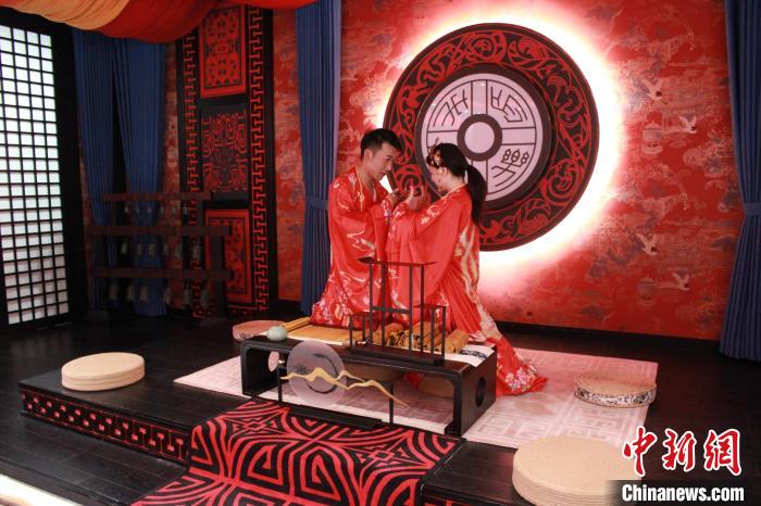 图为西安首家汉文化沉浸式婚姻颁证大厅。　杨英琦 摄