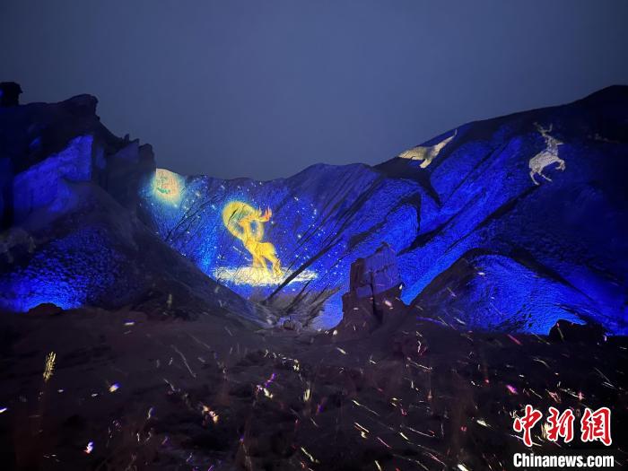 5月3日晚，甘肃张掖市七彩丹霞旅游景区万象土林谷举行《阿兰拉格达》沉浸式梦幻山谷光影演绎吸引游客。　杨艳敏 摄