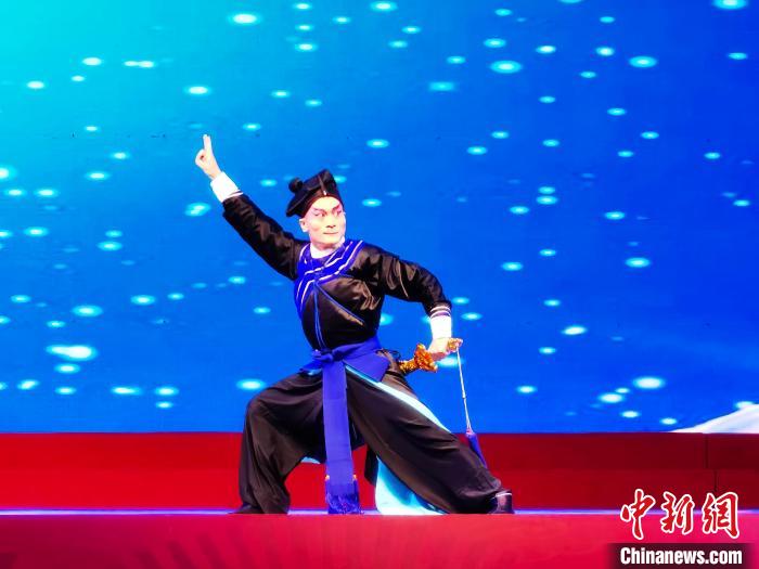 图为中国戏剧梅花奖获得者郝士超表演河北梆子《林冲夜奔》武戏唱段。　吕子豪 摄