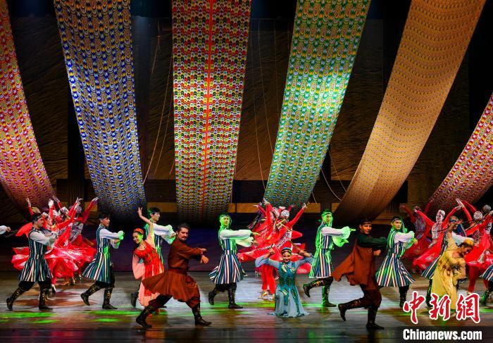 2017年12月13日晚，大型原创舞剧《艾德莱斯传奇》在新疆艺术剧院首演。　刘新 摄