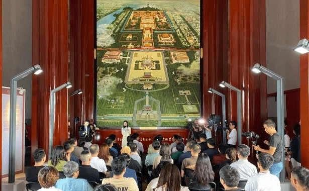 巨幅油画《壮美中轴》亮相北京正阳门城楼