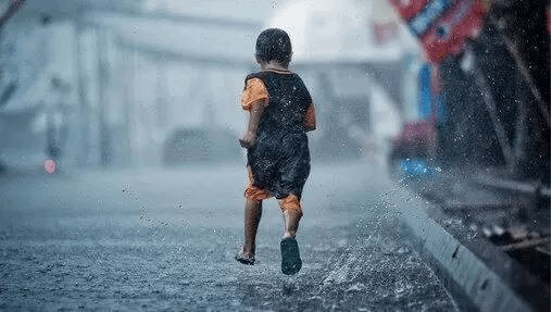 风雨中那个没有伞的人 更要努力向前奔跑