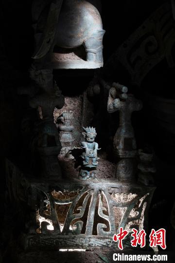 三星堆遗址8号祭祀坑出土铜神坛。　四川省文物局供图
