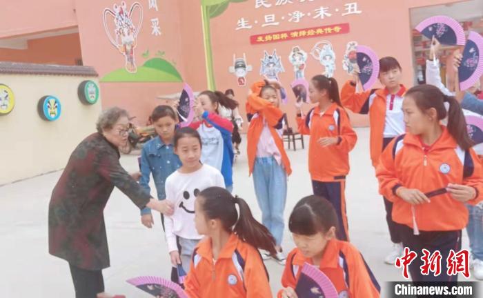 王凤云在南鲁集镇中心小学指导学生基本功。　成武县文化和旅游局供图