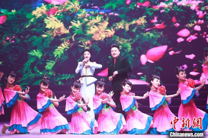 第十八届中国西部民歌(花儿)歌会开幕式现场。　于晶 摄