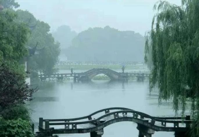 苏轼雨中游西湖写下两首诗 被评为西湖最美的评语