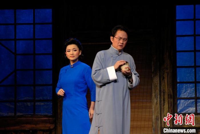经典民族歌剧《江姐》剧照，左为王莉，右为陈小涛 剧组供图