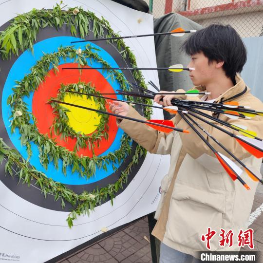 射柳是中国古代特有的练习射箭技巧的一种游戏，也是中国清明节的古老习俗之一。　郭芃成 摄