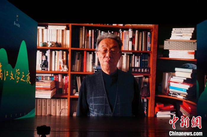 5月13日晚，首届漓江文学奖长篇小说获奖者王蒙视频致辞。　欧惠兰？　摄
