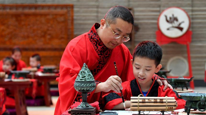 西安：学童“开笔破蒙” 体验传统文化