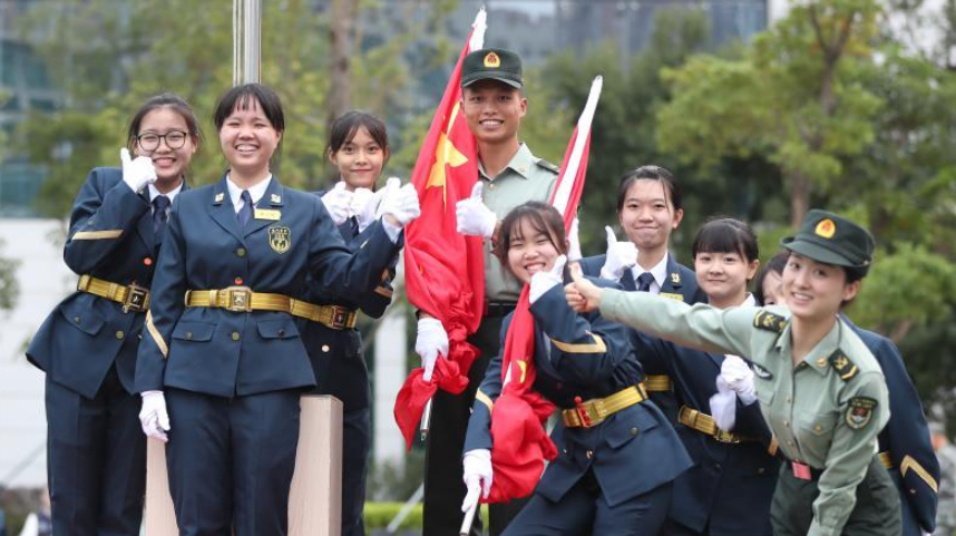 解放军驻澳门部队重启青年学生国旗手培训活动