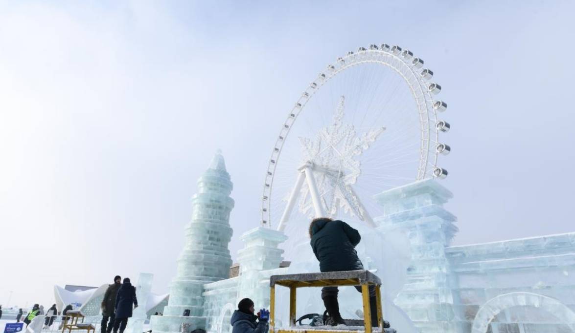 各国冰雕高手展现“冰城”极寒之美