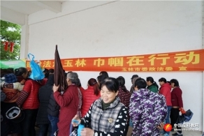 广西玉林市巾帼行动队宣传反邪教
