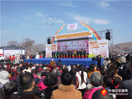 淮北市在杏花节开展反邪教宣传活动