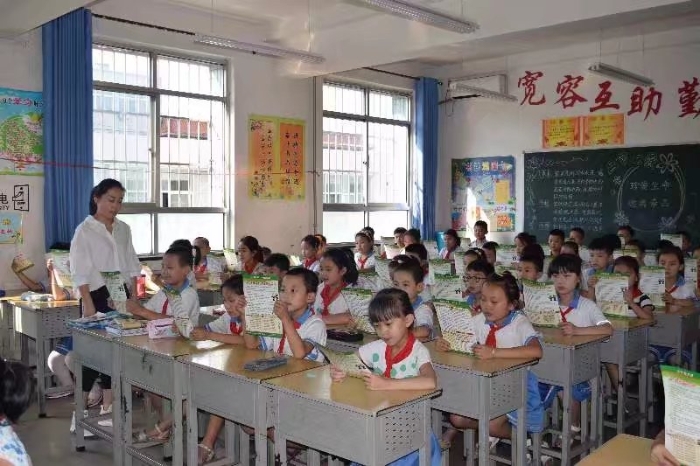 陕西白水县向中小学生发放暑期反邪教倡议书