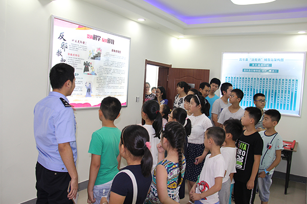 山东昌乐县小学生参观“反邪教警示教育中心”