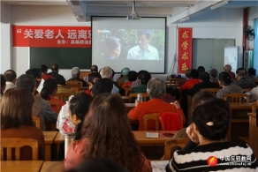 广西容县开展“关爱老人拒绝邪教”宣传活动