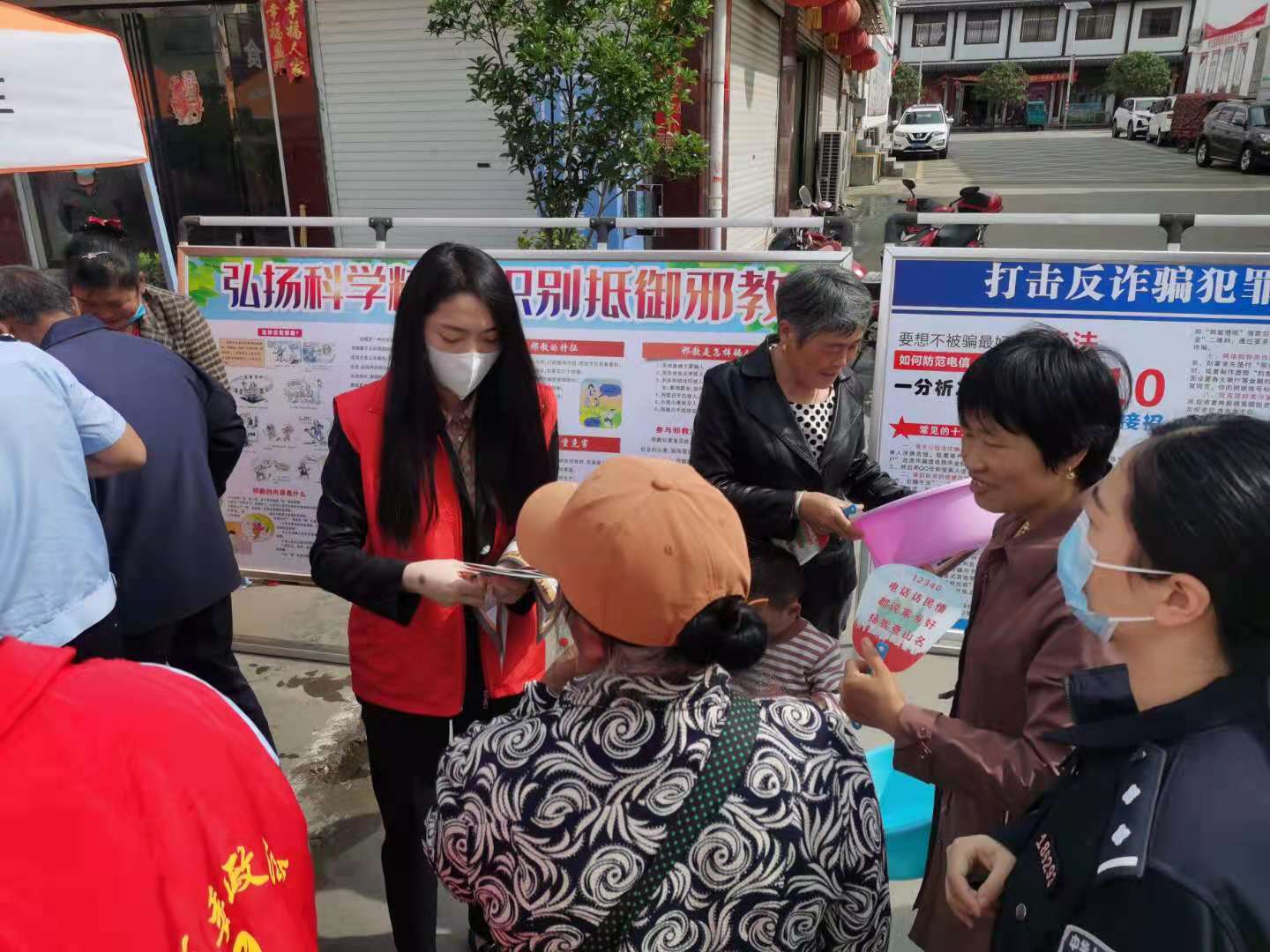 河南信阳举办“送法进乡村”暨反邪教警示教育宣传活动