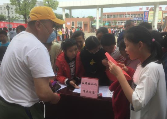 “全国科技活动周”大篷车进校园暨反邪教宣传活动在湖北南漳举办