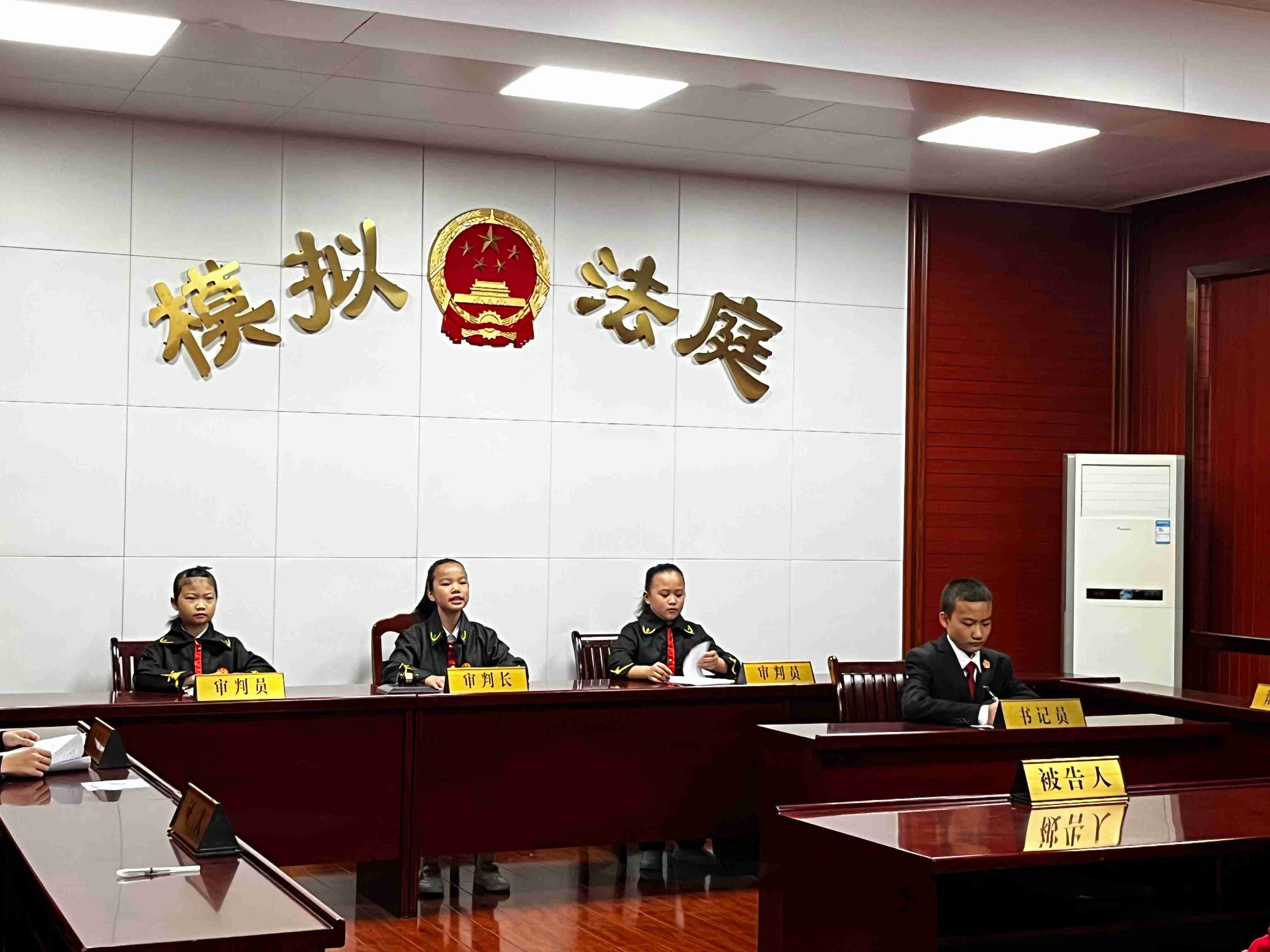 广西柳州：“模拟法庭”进校园 学生“开庭”反邪教