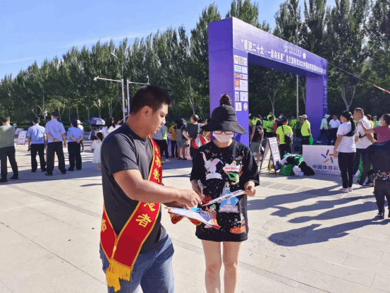 内蒙古乌兰浩特市借助城市马拉松赛开展反邪教警示教育宣传