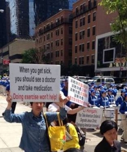 纽约民众抗议法轮大法日游行