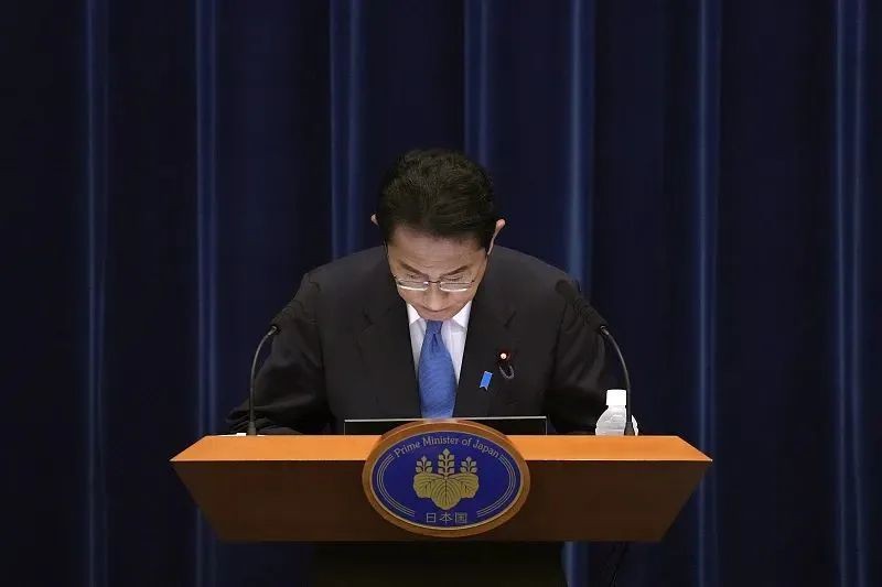 日本首相岸田文雄就“统一教”问题鞠躬道歉