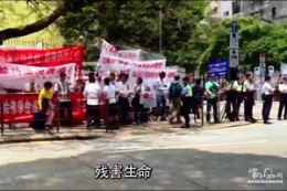 26日实拍香港市民街头抵制法轮功之三