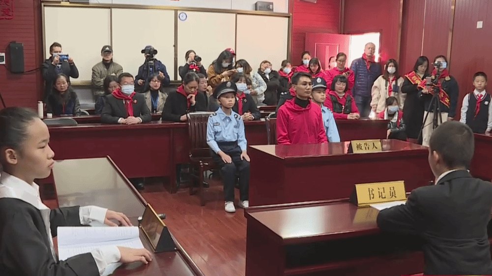 广西柳州：“模拟法庭”进校园 学生“开庭”反邪教