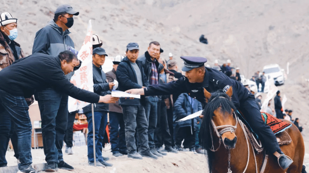 新疆乌恰：反邪教知识点燃祖国西极“赛马场”！